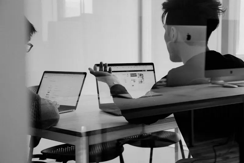 Equipo de trabajo en oficina