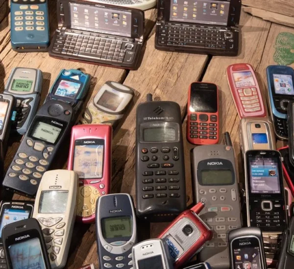 Celulares antiguos con teclado físico de principios de los años 2000