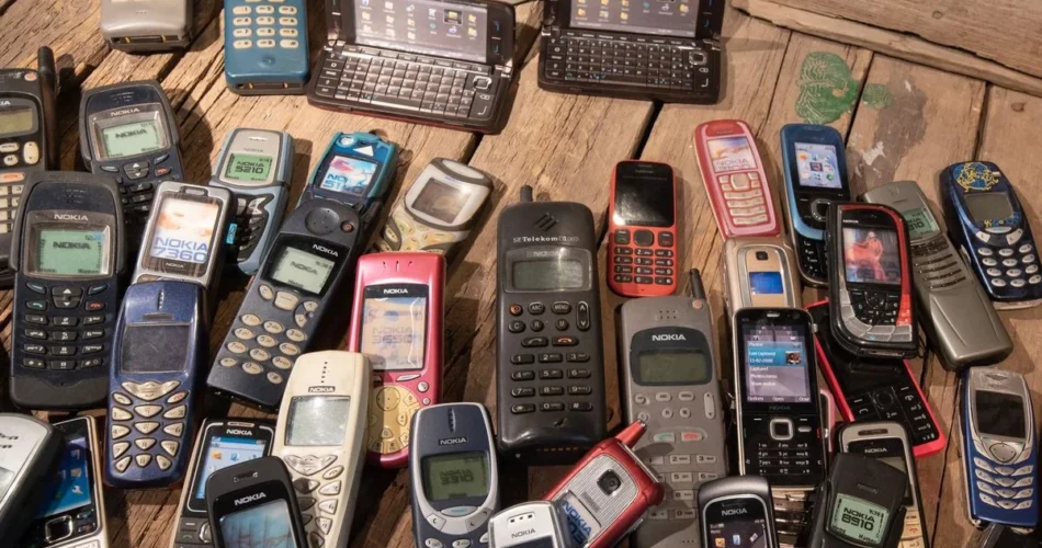 Celulares antiguos con teclado físico de principios de los años 2000
