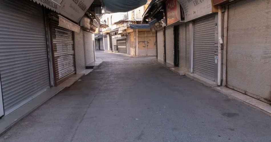 Calle con las cortinas de los locales comerciales cerradas