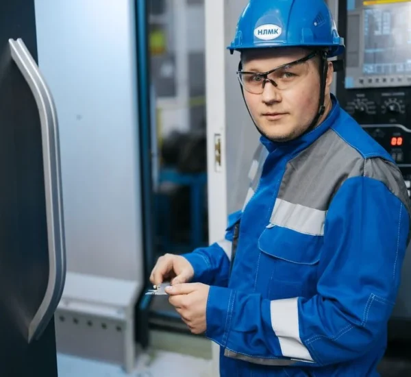 Ingeniero junto al panel de control de una máquina industrial