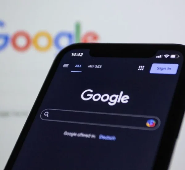 Persona haciendo una búsqueda en Google desde su celular