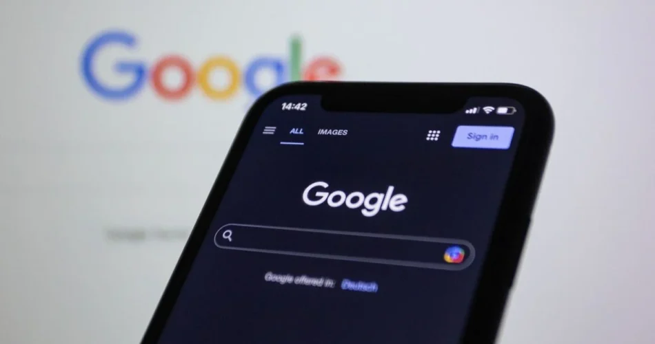 Persona haciendo una búsqueda en Google desde su celular