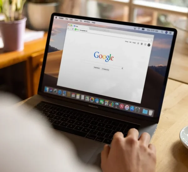 Persona usando un navegador para hacer una búsqueda en su laptop