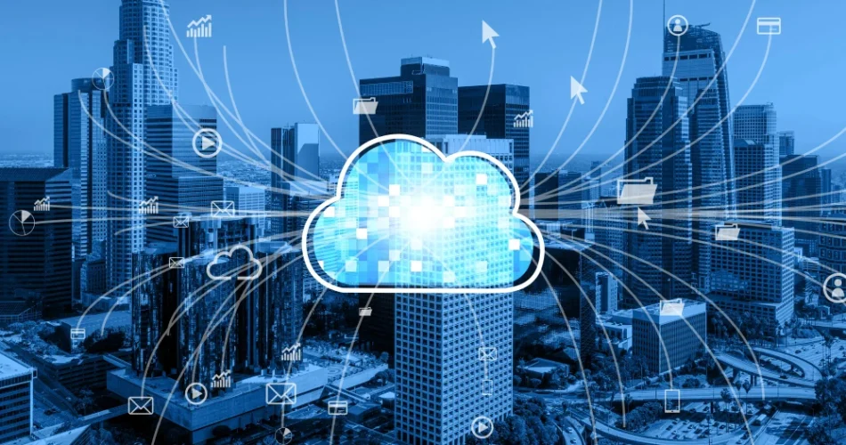 Edificios corporativos con el símbolo popular de software en la nube.
