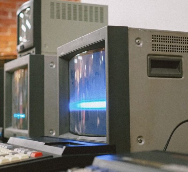 Monitor antiguo mostrando texto, como se veían las primeras páginas web