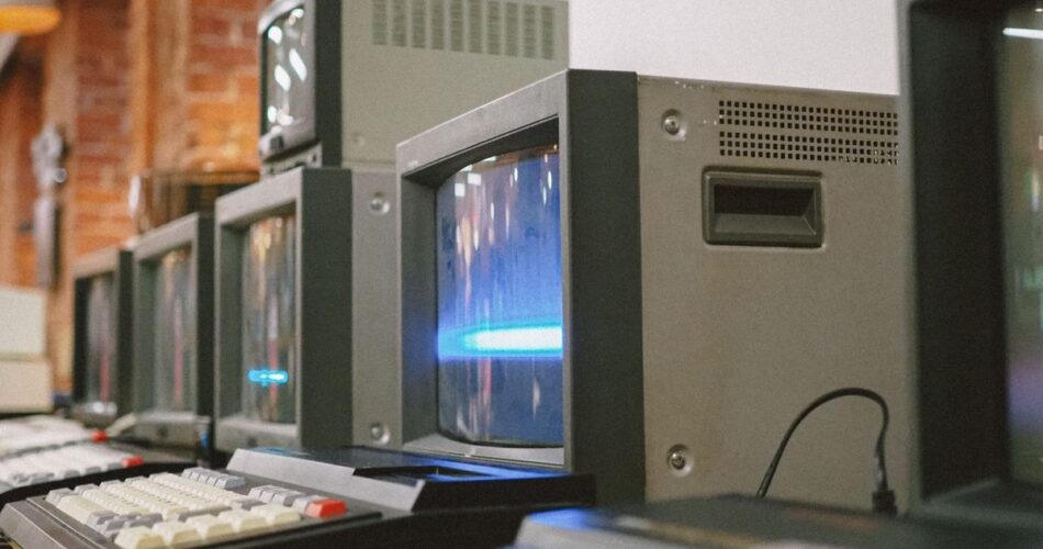 Monitor antiguo mostrando texto, como se veían las primeras páginas web