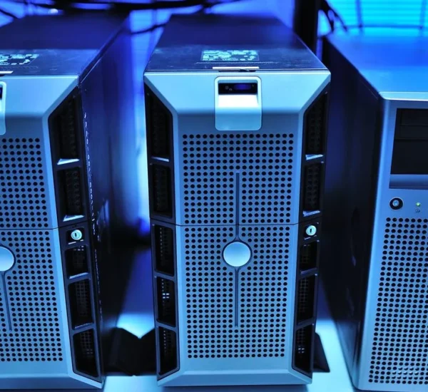 Gabinetes de servidores iluminados con luz azul