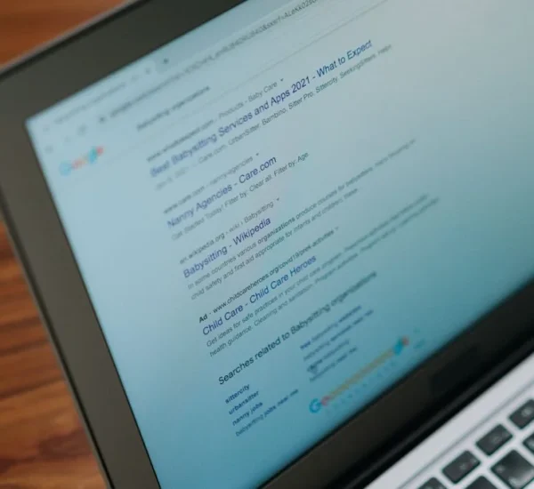 Pantalla de una laptop con un navegador abierto