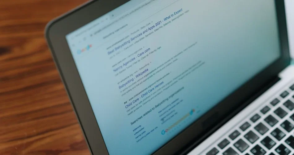 Pantalla de una laptop con un navegador abierto