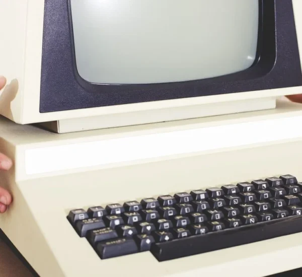 Terminal de computadora antigua como las que se conectaron a las primeras redes