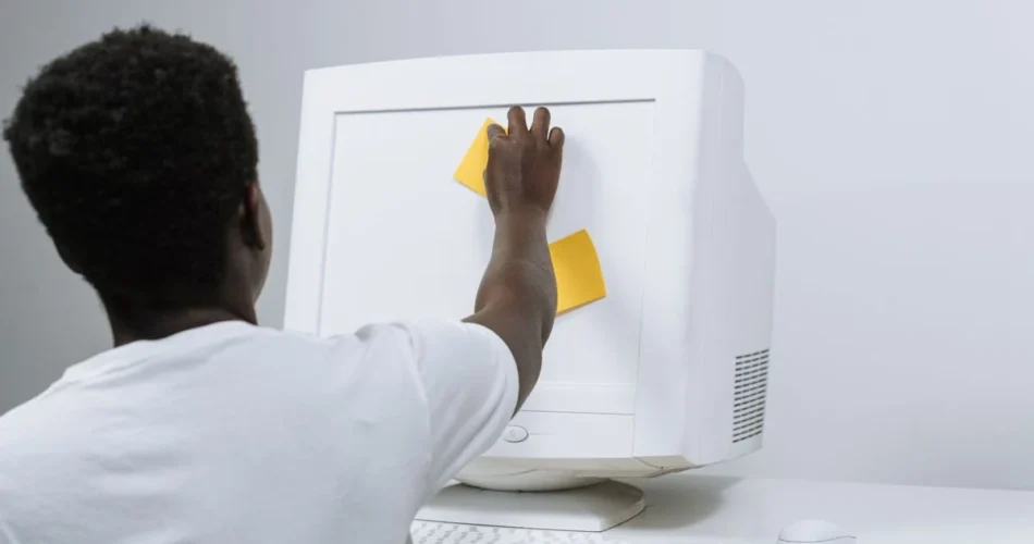 Persona frente a una computadora de escritorio antigua con monitor de cinescopio