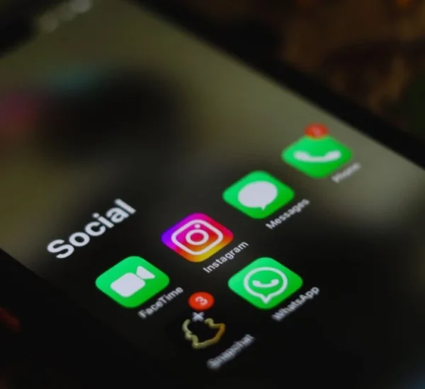 Pantalla de un celular con iconos de aplicaciones de redes sociales