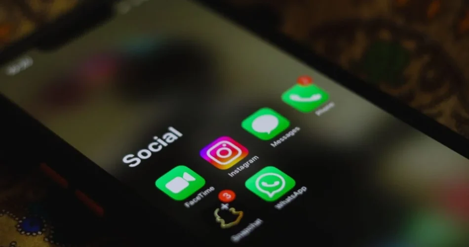 Pantalla de un celular con iconos de aplicaciones de redes sociales