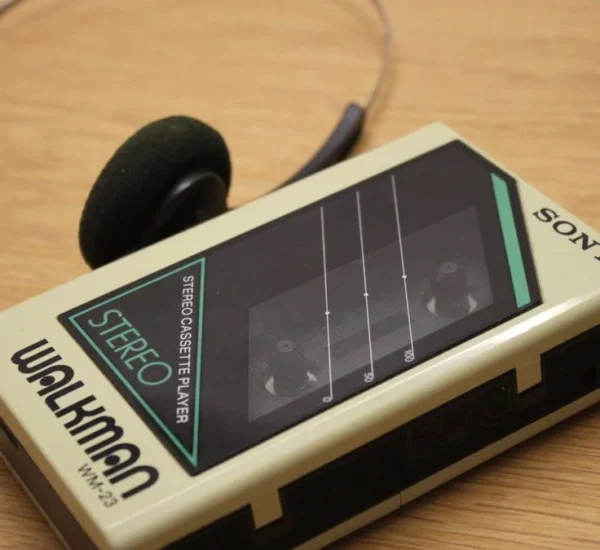 Casetes y un reproductor portátil de los años ochenta