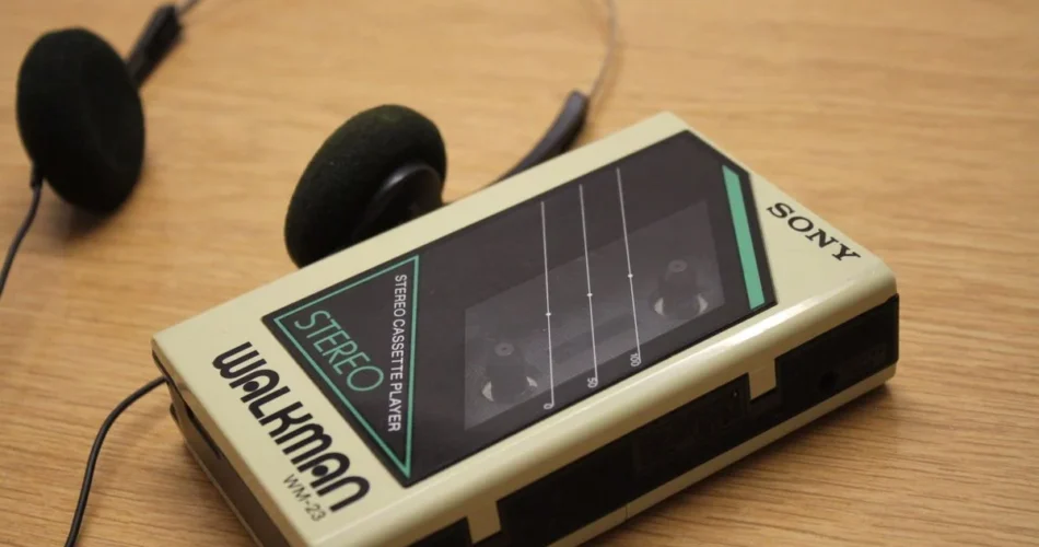 Casetes y un reproductor portátil de los años ochenta