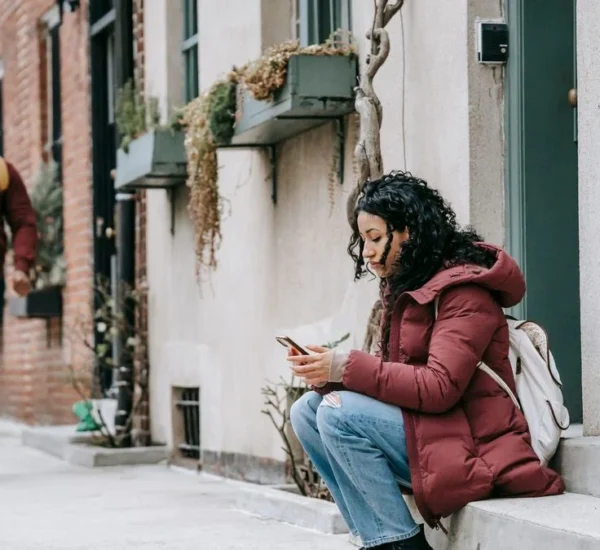 Personas usando su celular en la calle de una ciudad