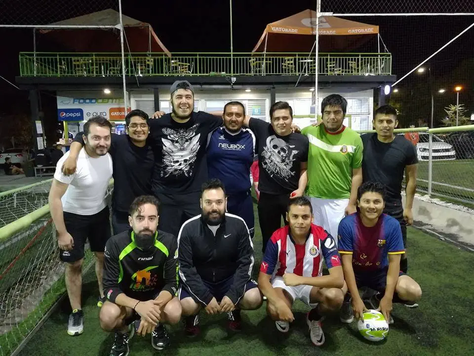 El equipo de fútbol NEUBOX, al finalizar uno de sus torneos.